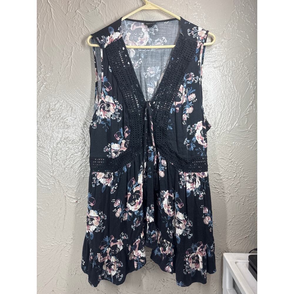 Torrid Floral Sleeveless Top Criss Cross Neck Black Crochet Embellished Size 2‎